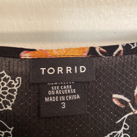Torrid Flutter Sleeve Button Front Floral Blouse - Picture 5 of 6